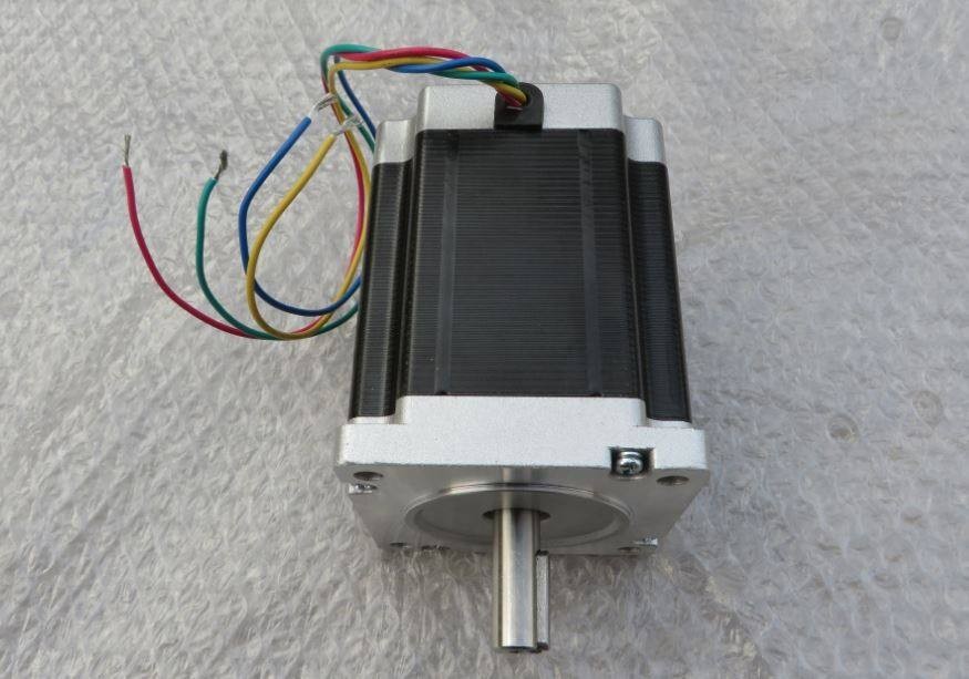 多臺步進電機可以用一個驅動器控制嗎？